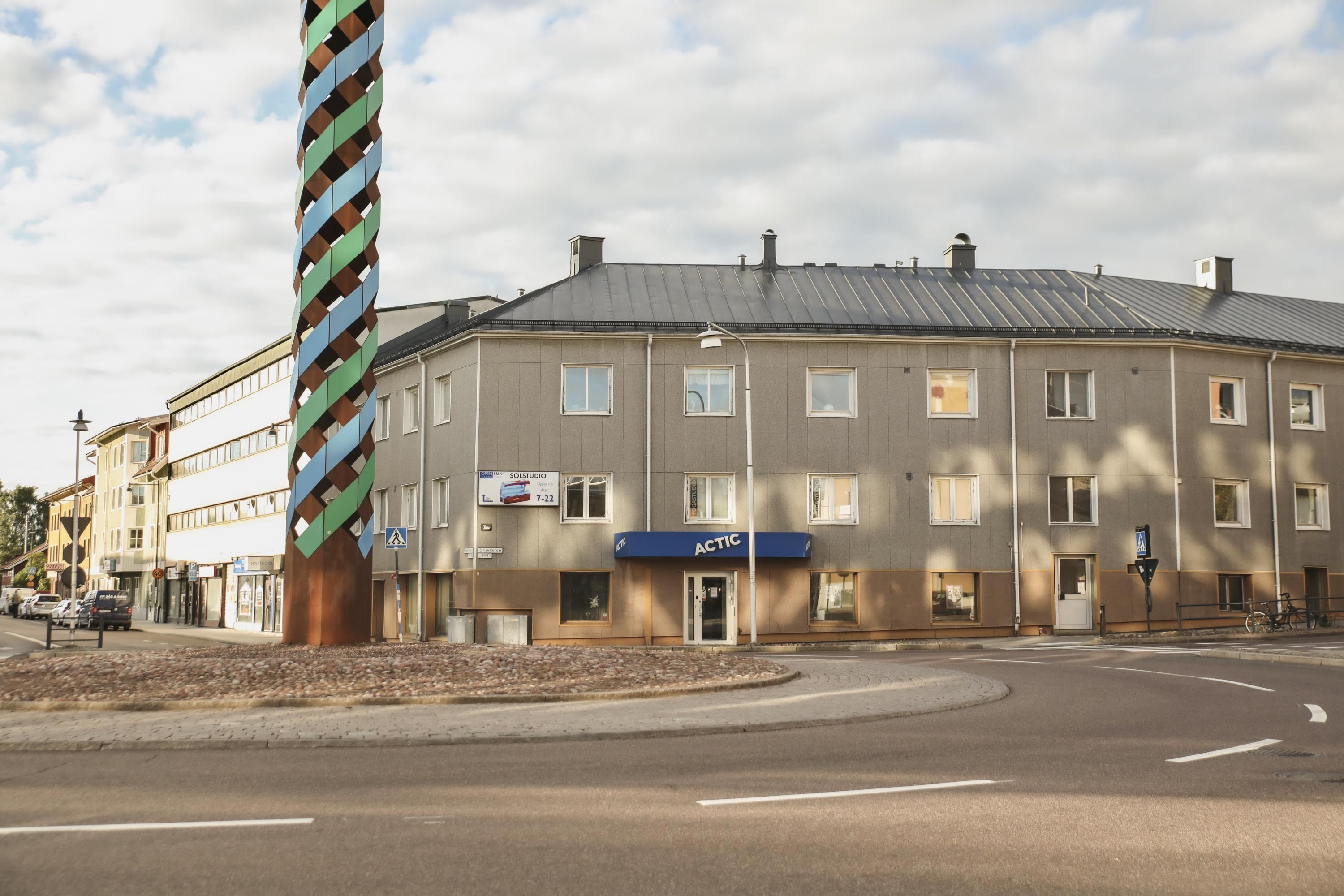 Grå byggnad i 3 våningar