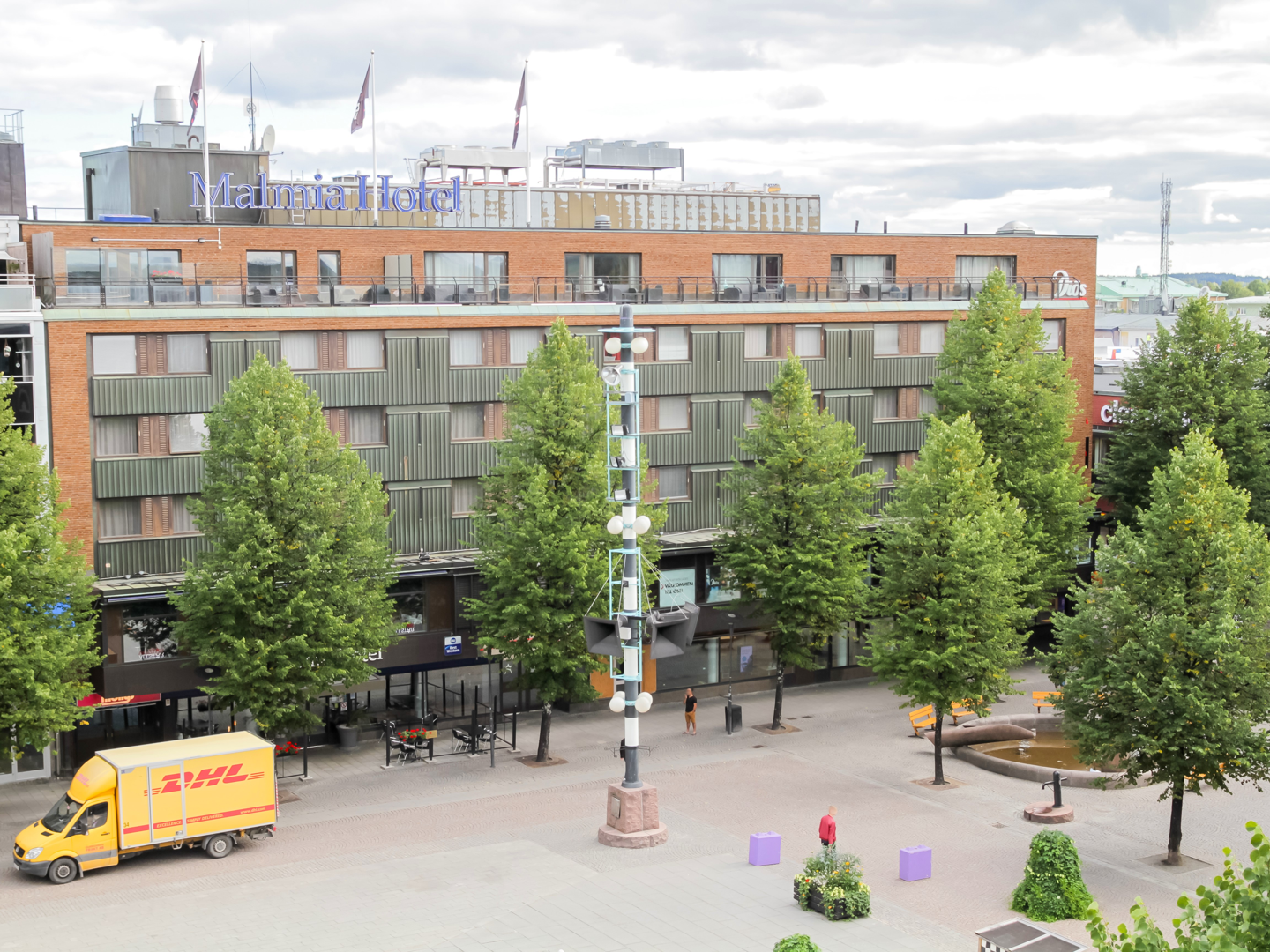 Tegelbyggnad i 6 våningar.