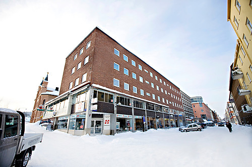 Tegelbyggnad i 5 våningar.