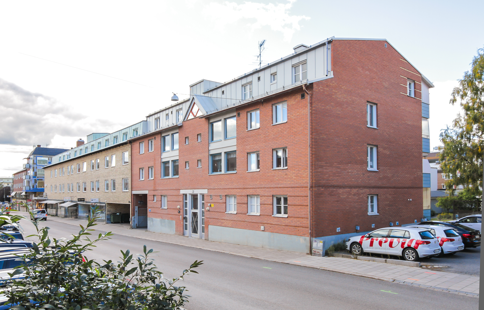 Tegelbyggnad i 4 våningar.