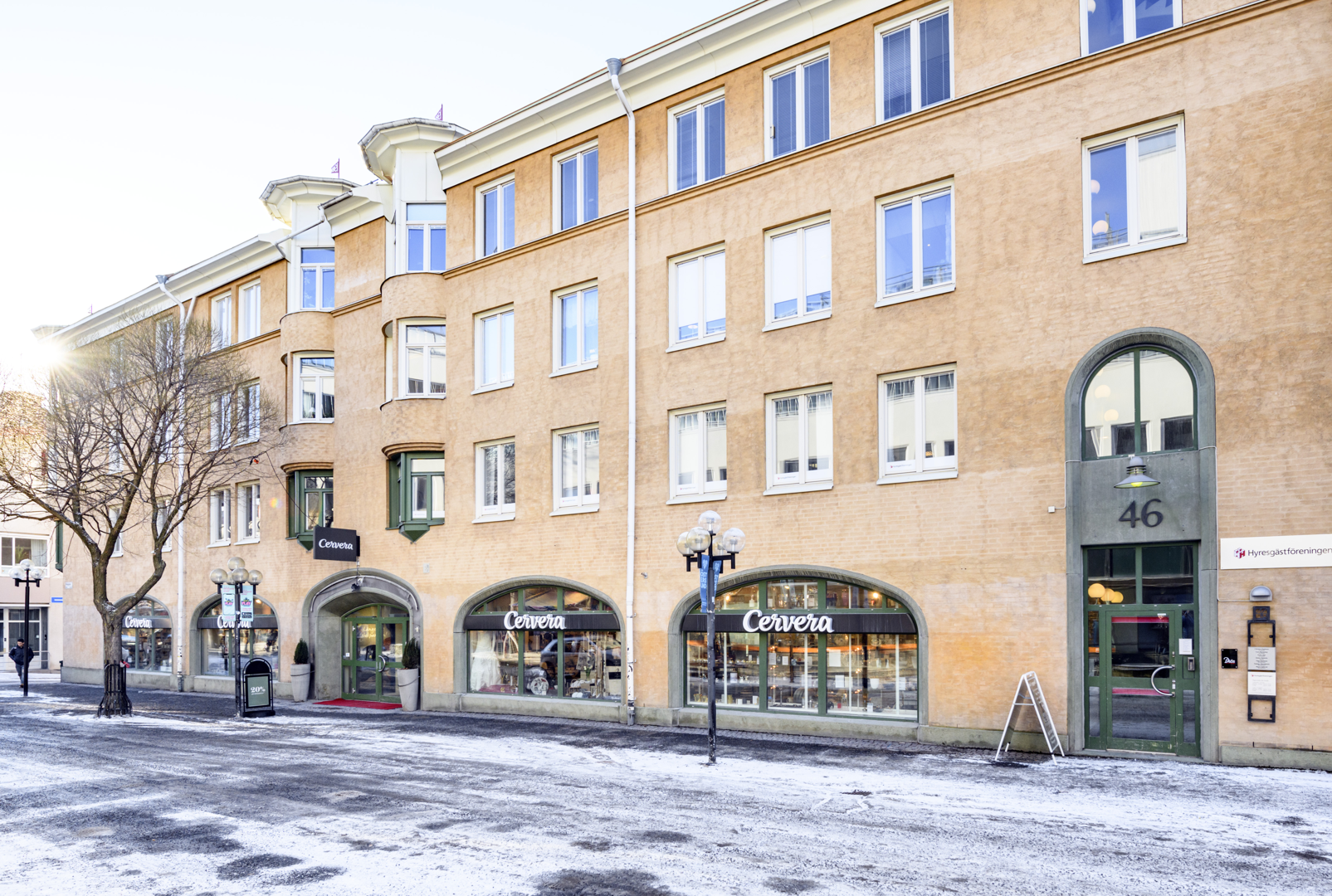 Gul byggnad med 4 våningar