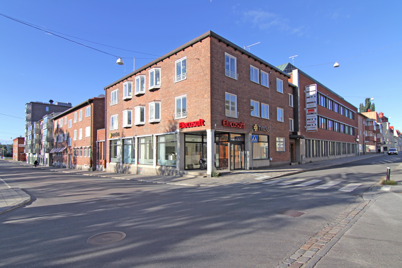 Tegelbyggnad i 3 våningar.