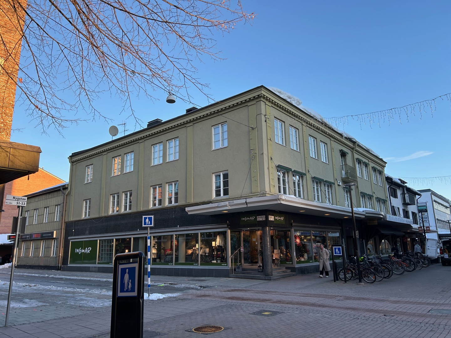 Byggnad i tre våningar.