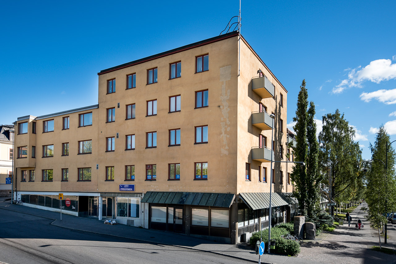 Gul byggnad, ena delen i 4 våningar och den andra i 5 våningar. Balkonger i söderläge. 