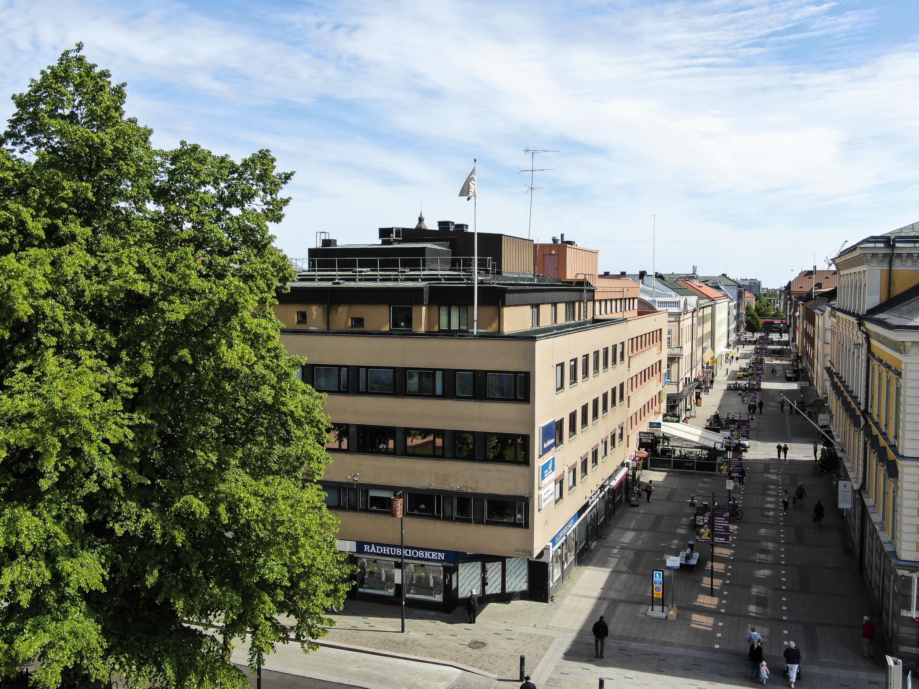 Drönarbild över byggnad i 5 våningar.