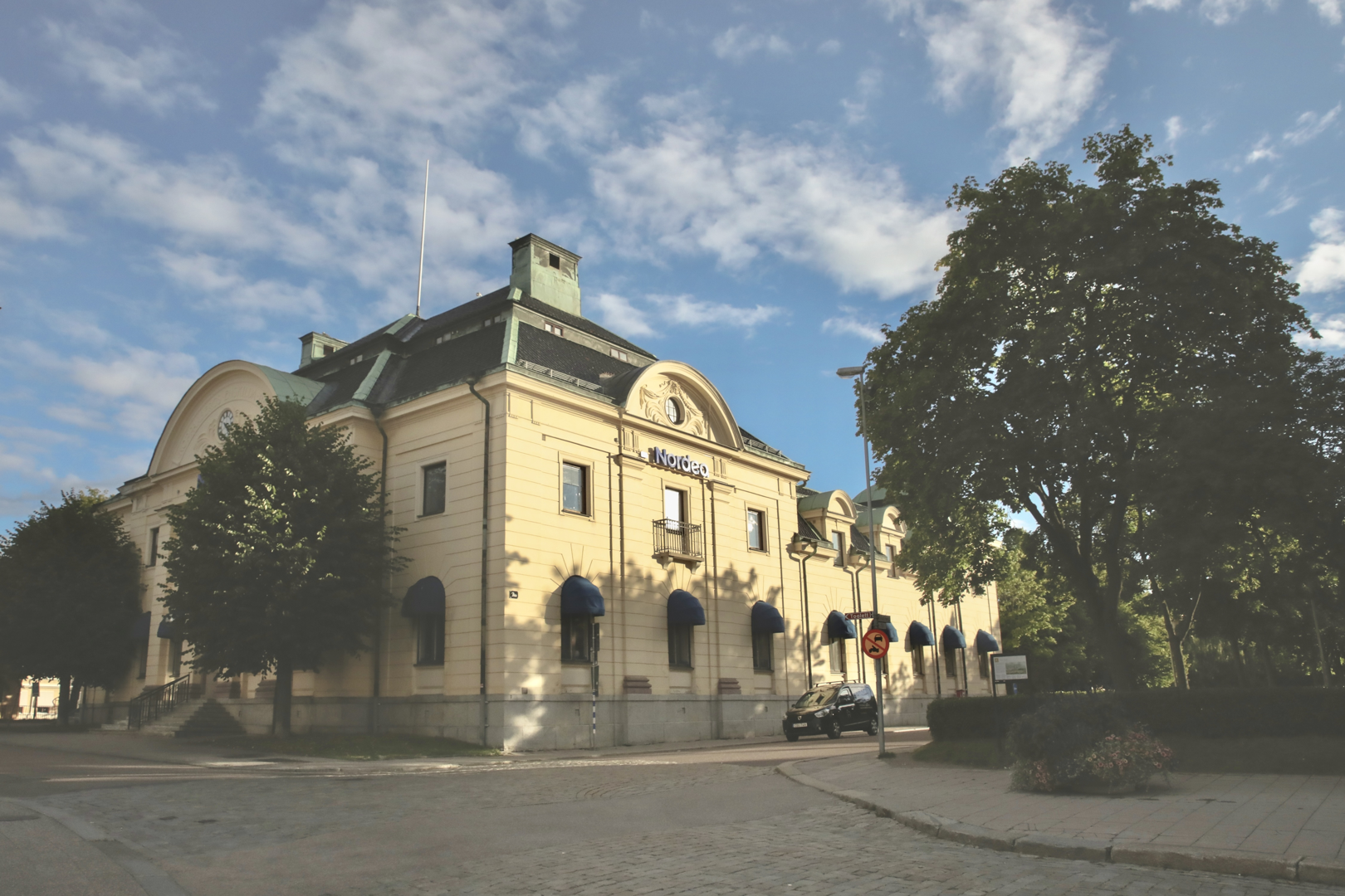 Gul byggnad i sten.