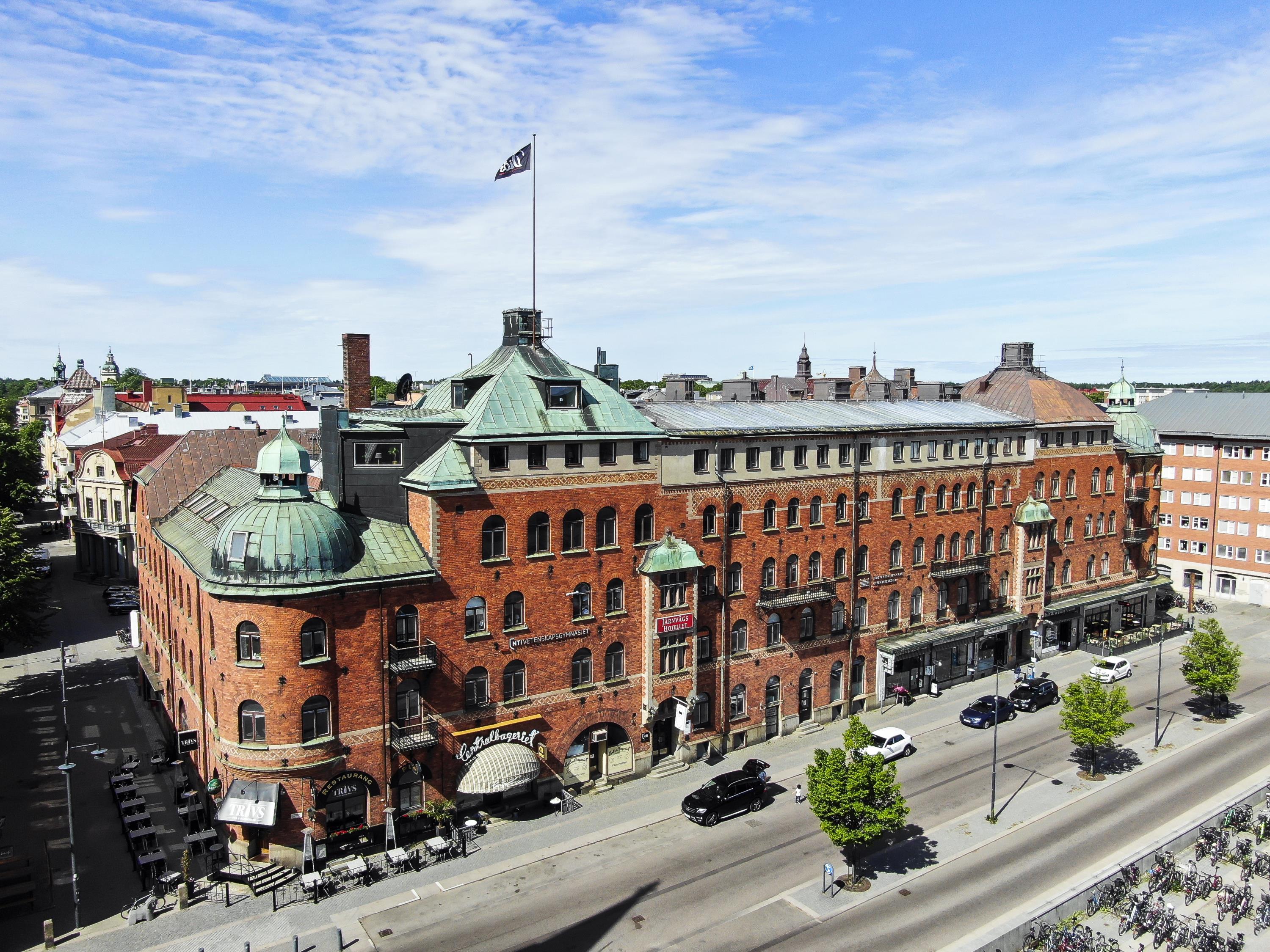 Stor tegelbyggnad i 6 våningar.