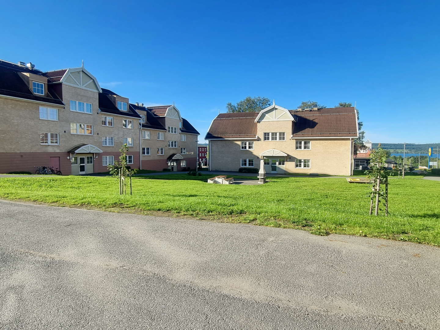 Två byggnader med gemensam innergård. Ena byggnaden har 4 våningar och den andra 3 våningar.
