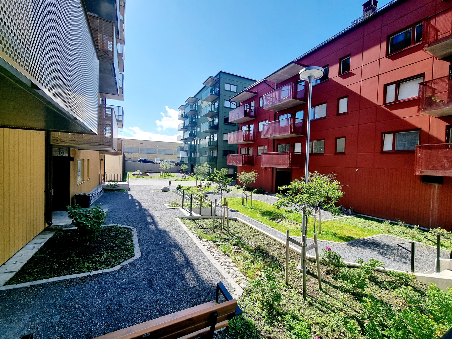 Söderbos innergård. Gula, röda och gröna huset.