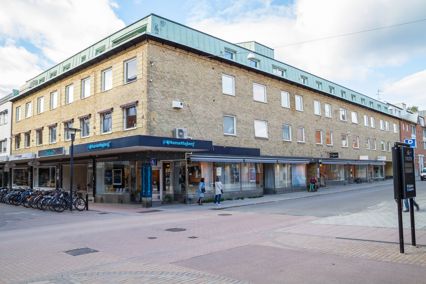 Gul tegelbyggnad i 4 våningar.