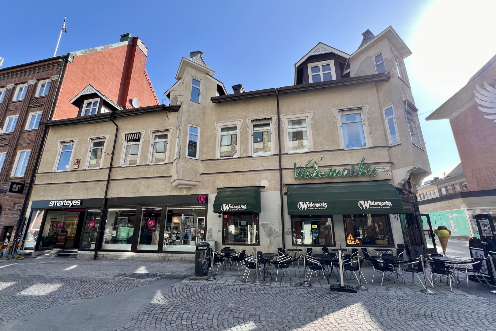 Vit byggnad med 3 våningar.