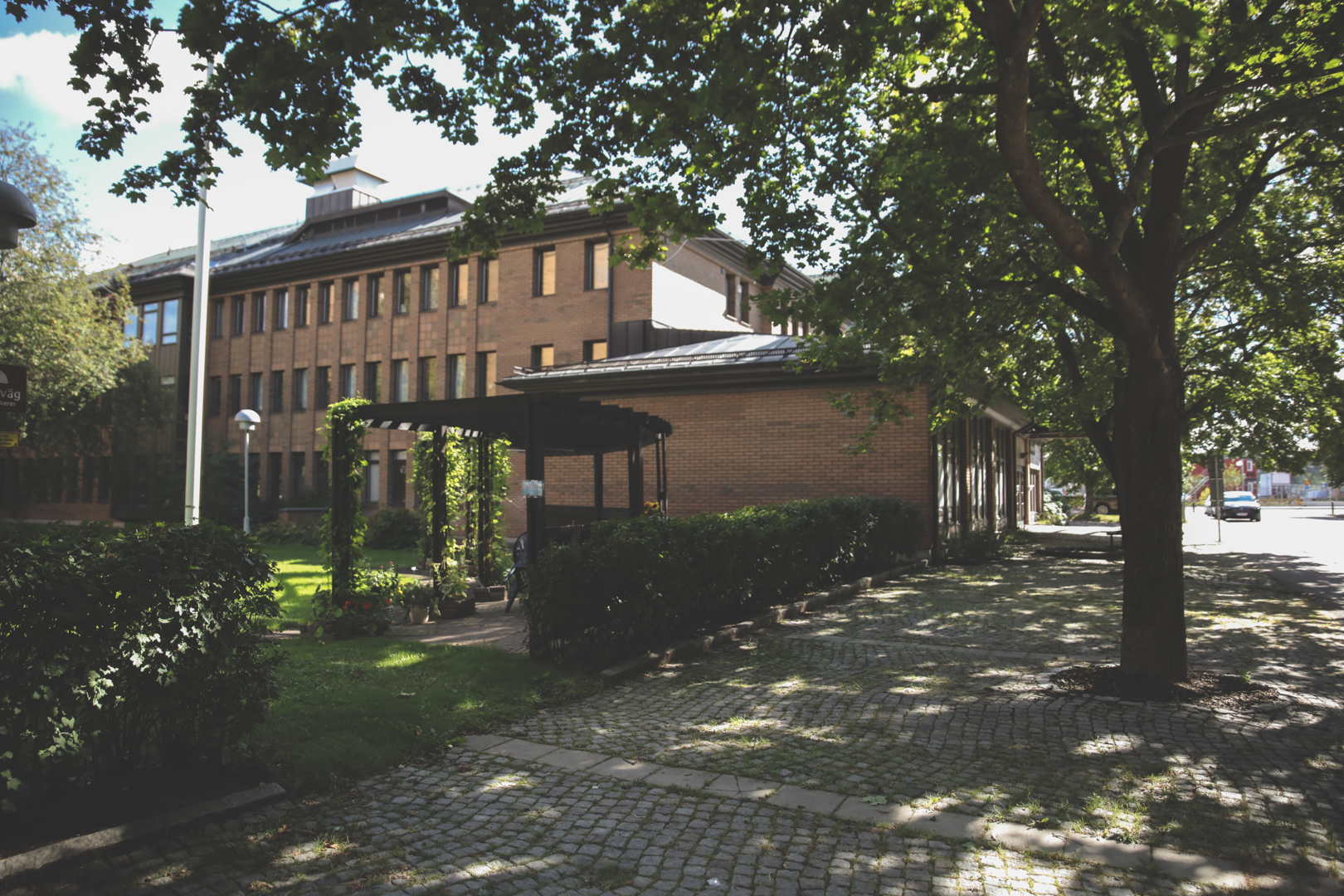Gul tegelbyggnad i 3 våningar.