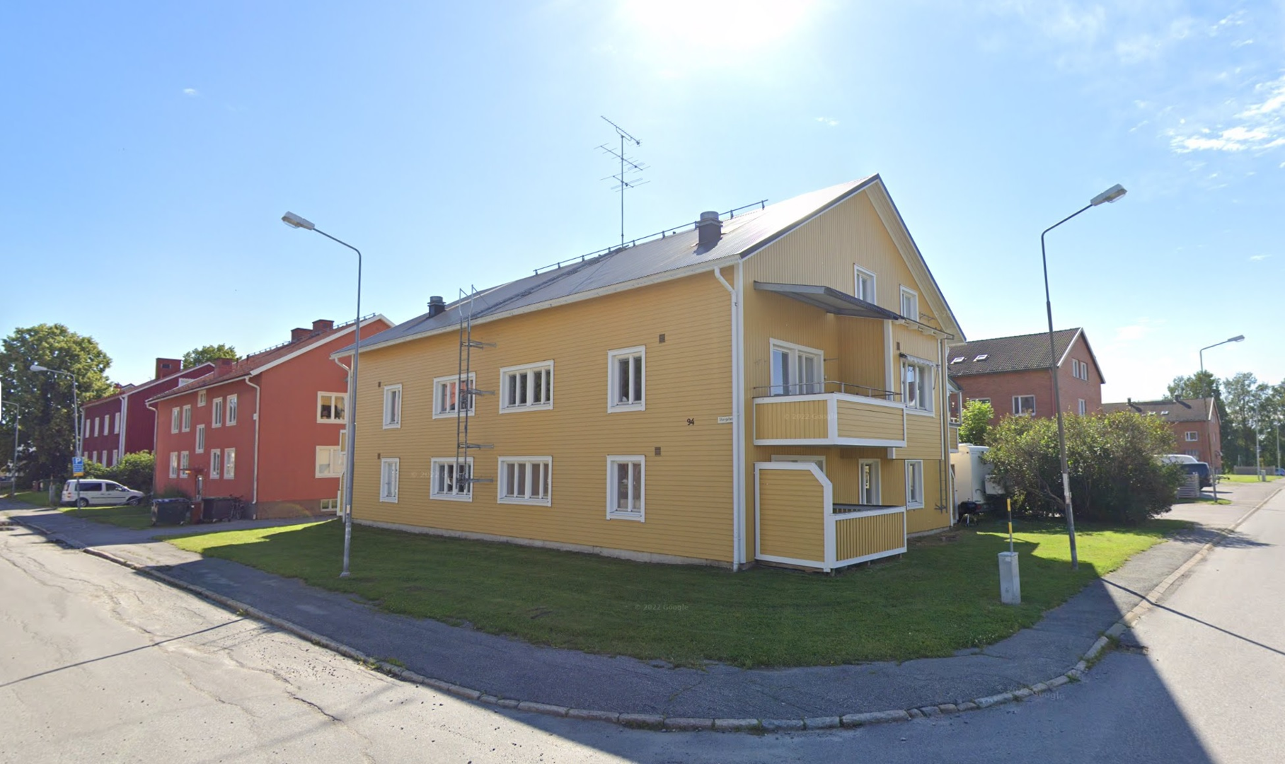 Gul byggnad i 3 våningar med balkonger på kortsidan.