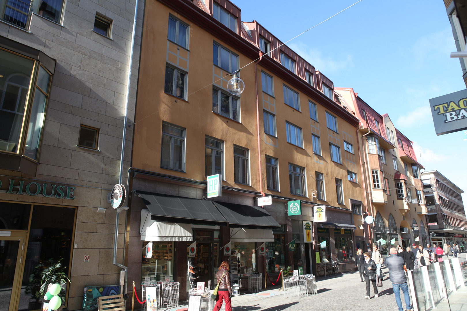 Gul byggnad i 5 våningar.