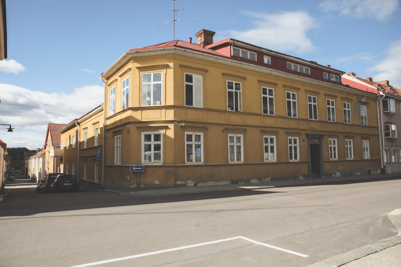 Gul byggnad i tre våningar.