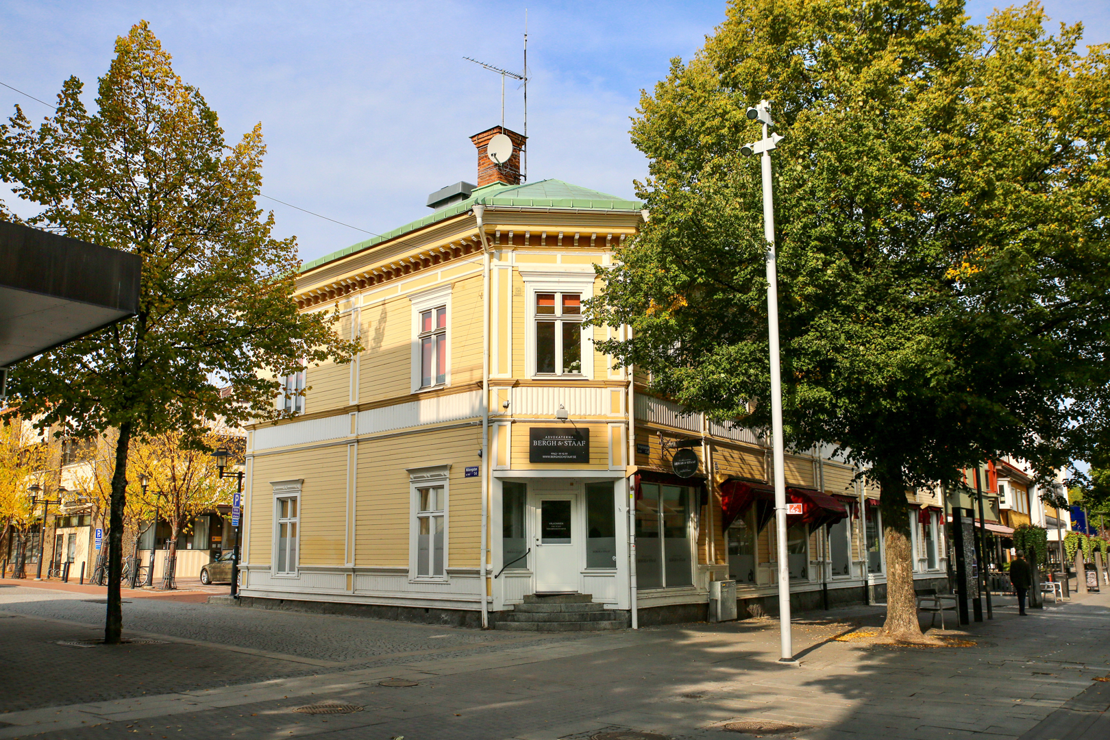 Gul byggnad i trä med två våningar.