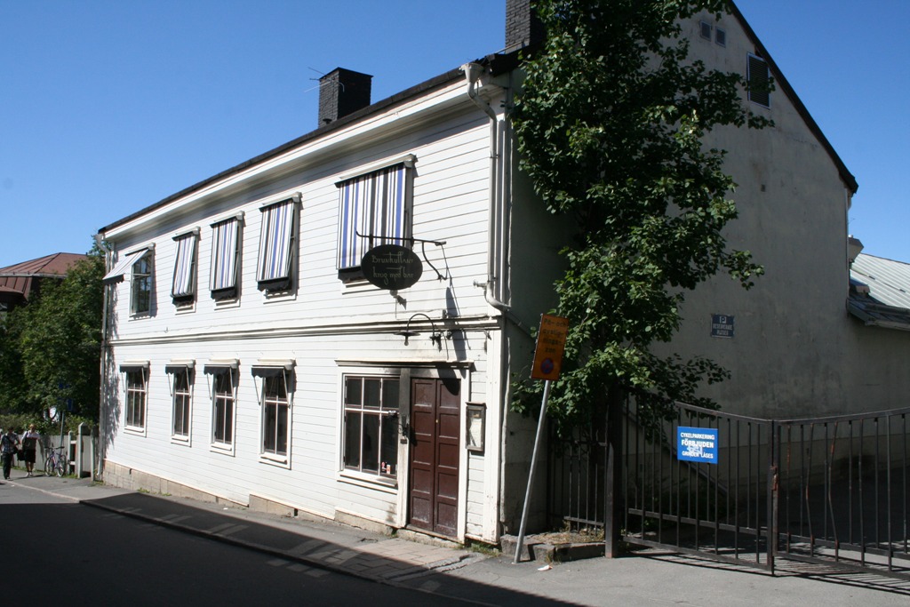 Vit träbyggnad i 2 våningar.