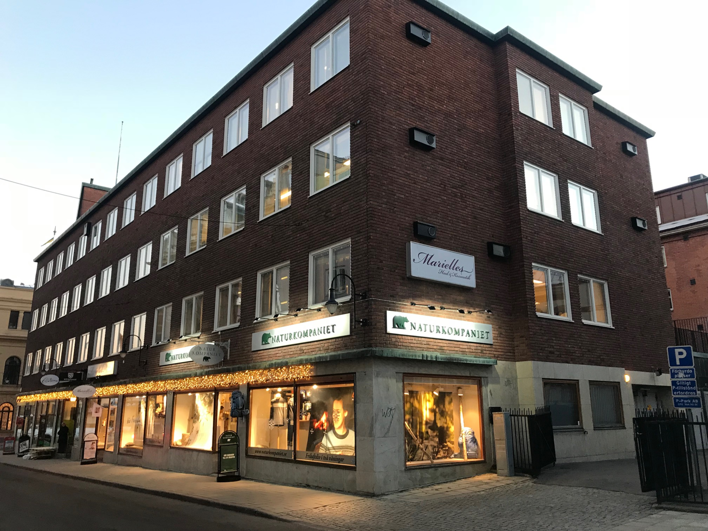 Byggnad i 4 våningar.