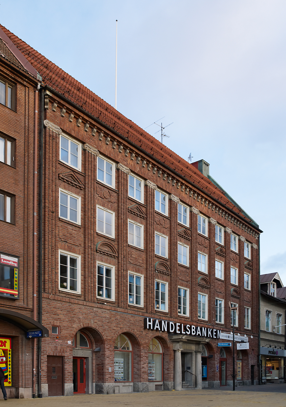 Tegelbyggnad med 4 våningar. 