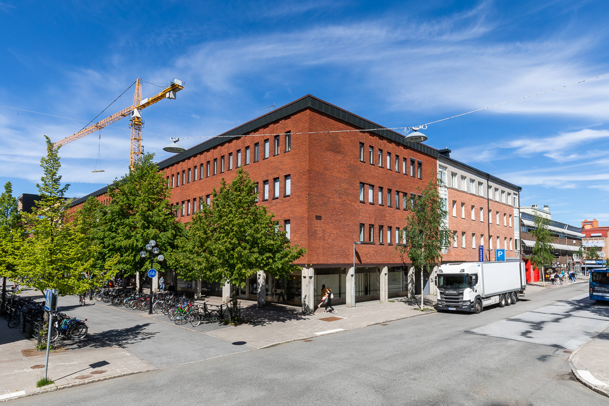 Tegelbyggnad i fyra våningar.