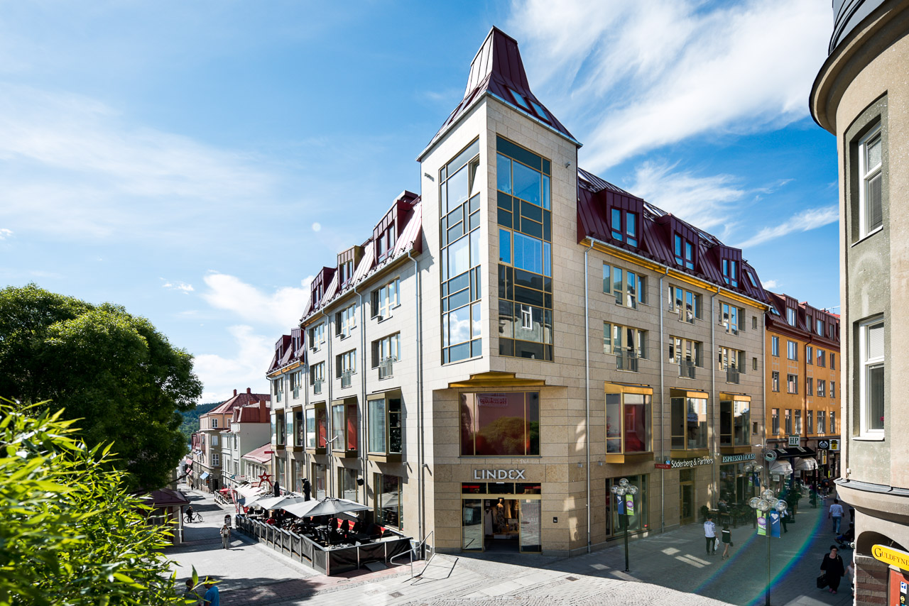 Byggnad i 6 våningar med franska balkonger.
